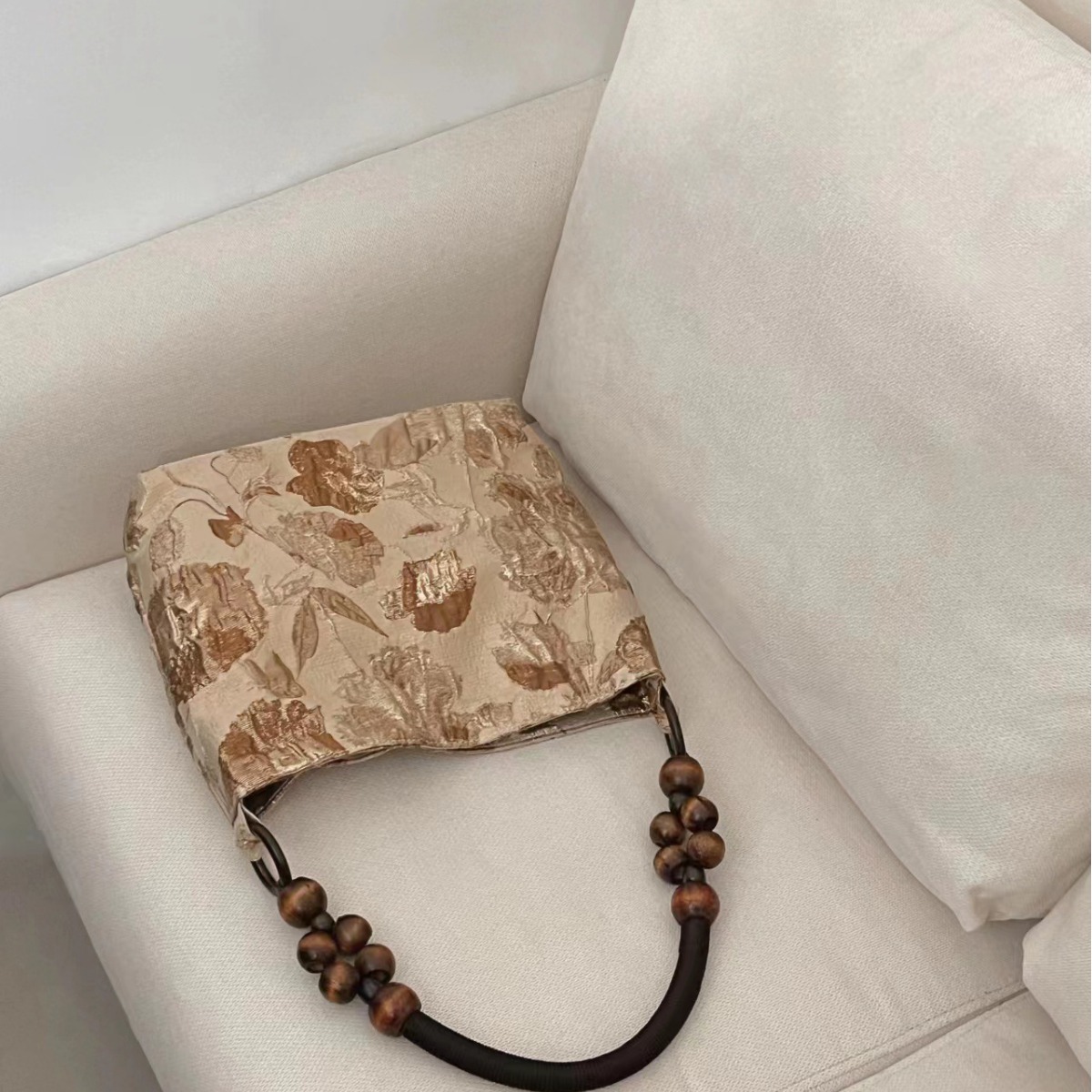 The new one comes with a small bouquet of fabric, a small one-man handbag.
