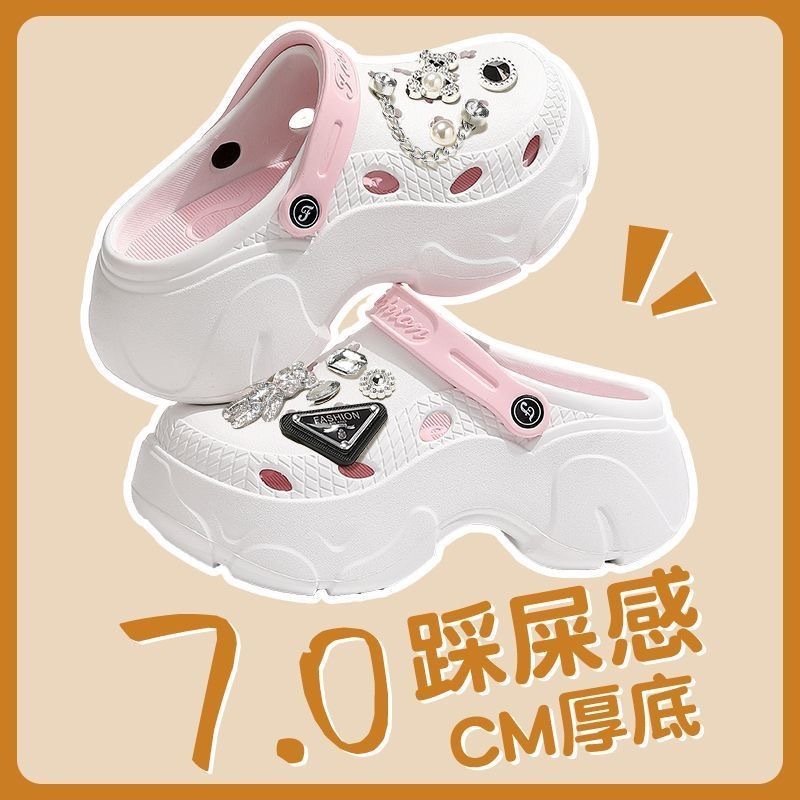 Vào mùa hè, những người phụ nữ nặng nề, nặng nề, mặc những bộ đồ cao cấp, đẹp đẽ bước qua biên giới.