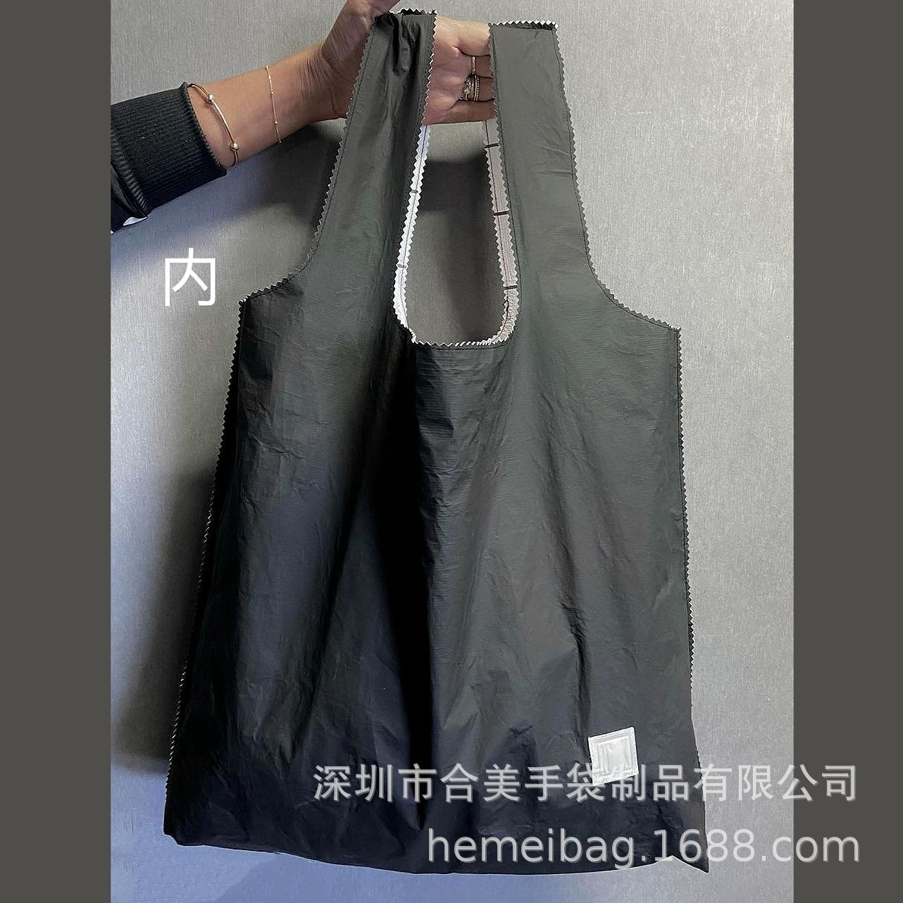 Hàng chéo du Pont Paper Bags với nước có màu bị xé rách bởi một lượng lớn bò kéo xe.