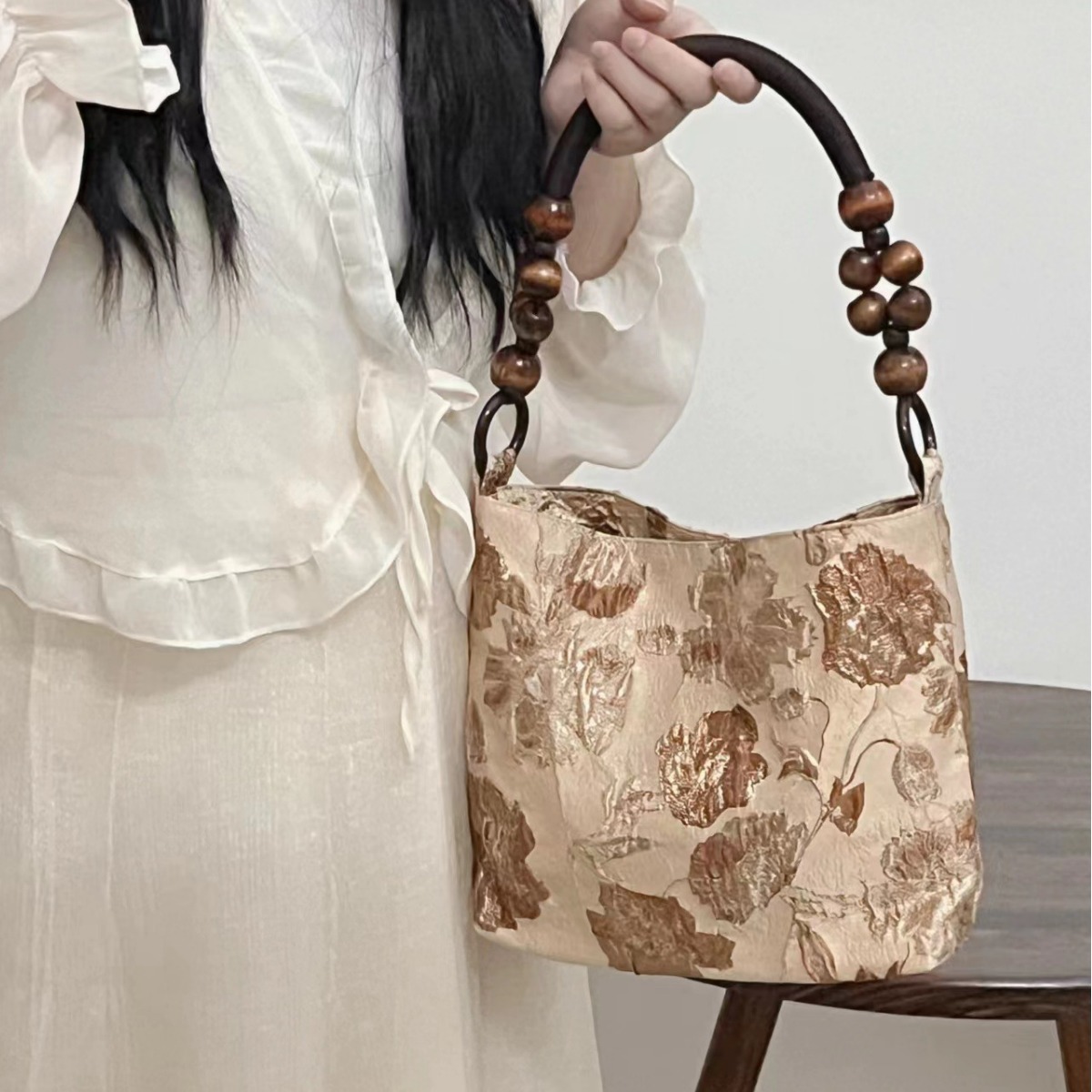 The new one comes with a small bouquet of fabric, a small one-man handbag.