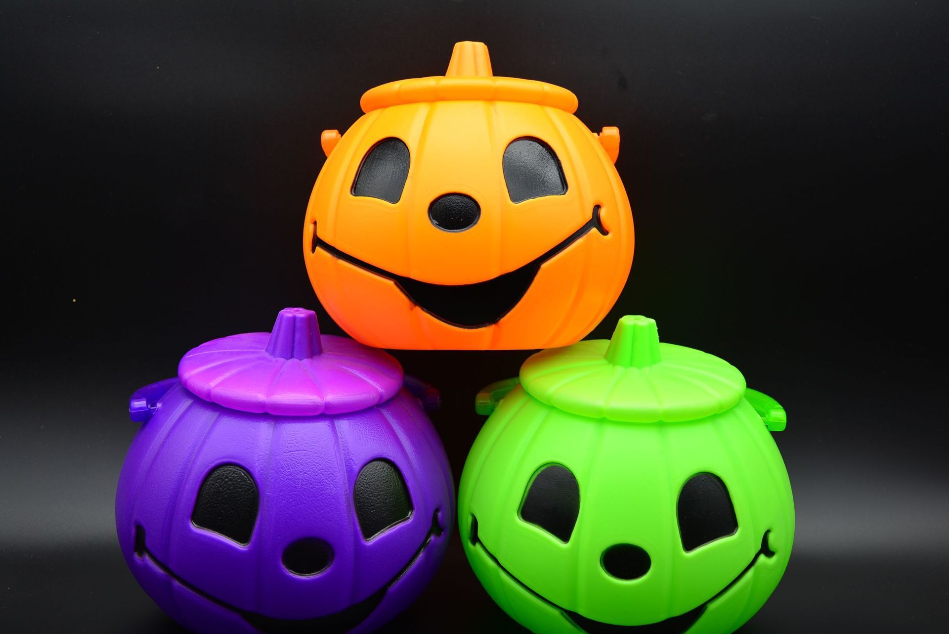 Pumpkin lanterns for children with hand-held candy cans of light to cover pumpkin barrel kindergarten decorations