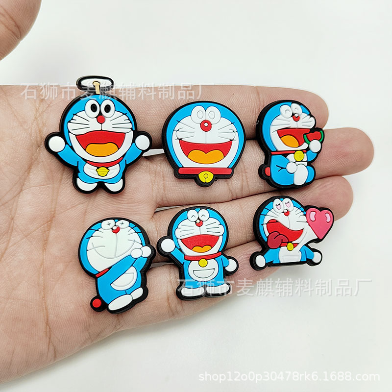 Giày của Doraemon đi qua biên giới với các phần pvc gel DIY.