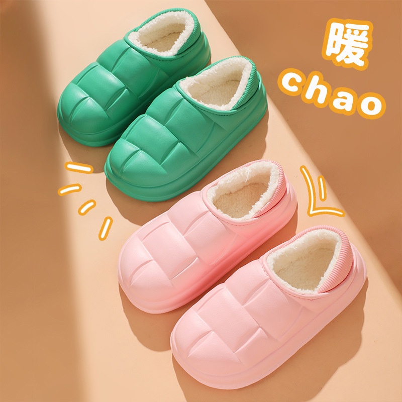 Nhà máy bán những đôi dép cực nặng và mang những chiếc dép chống thấm nước, nhung và dây bông.