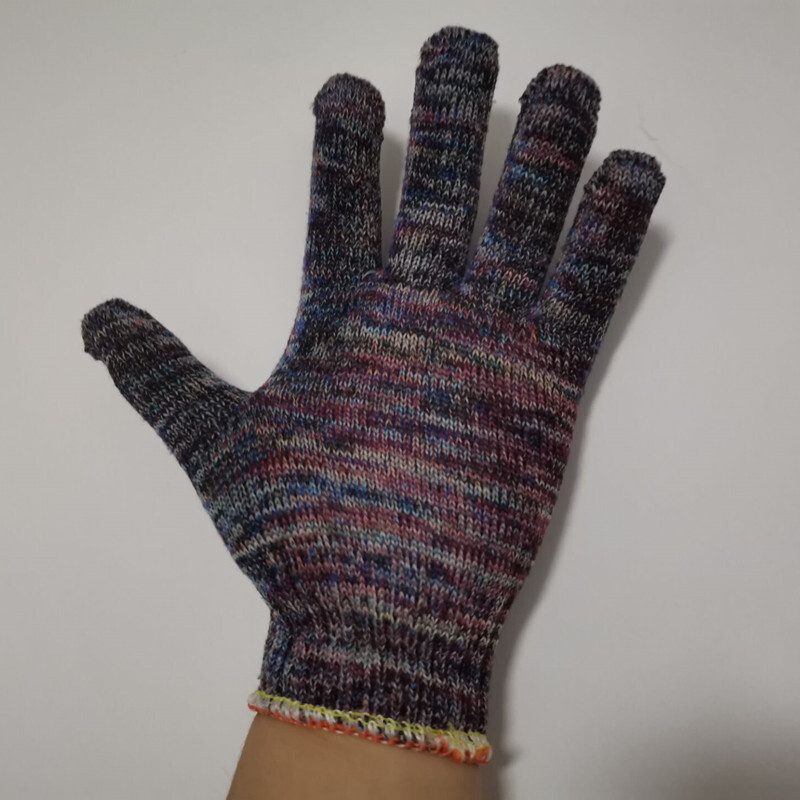 The cotton-coated glove workshop is smooth and grind-resistant.