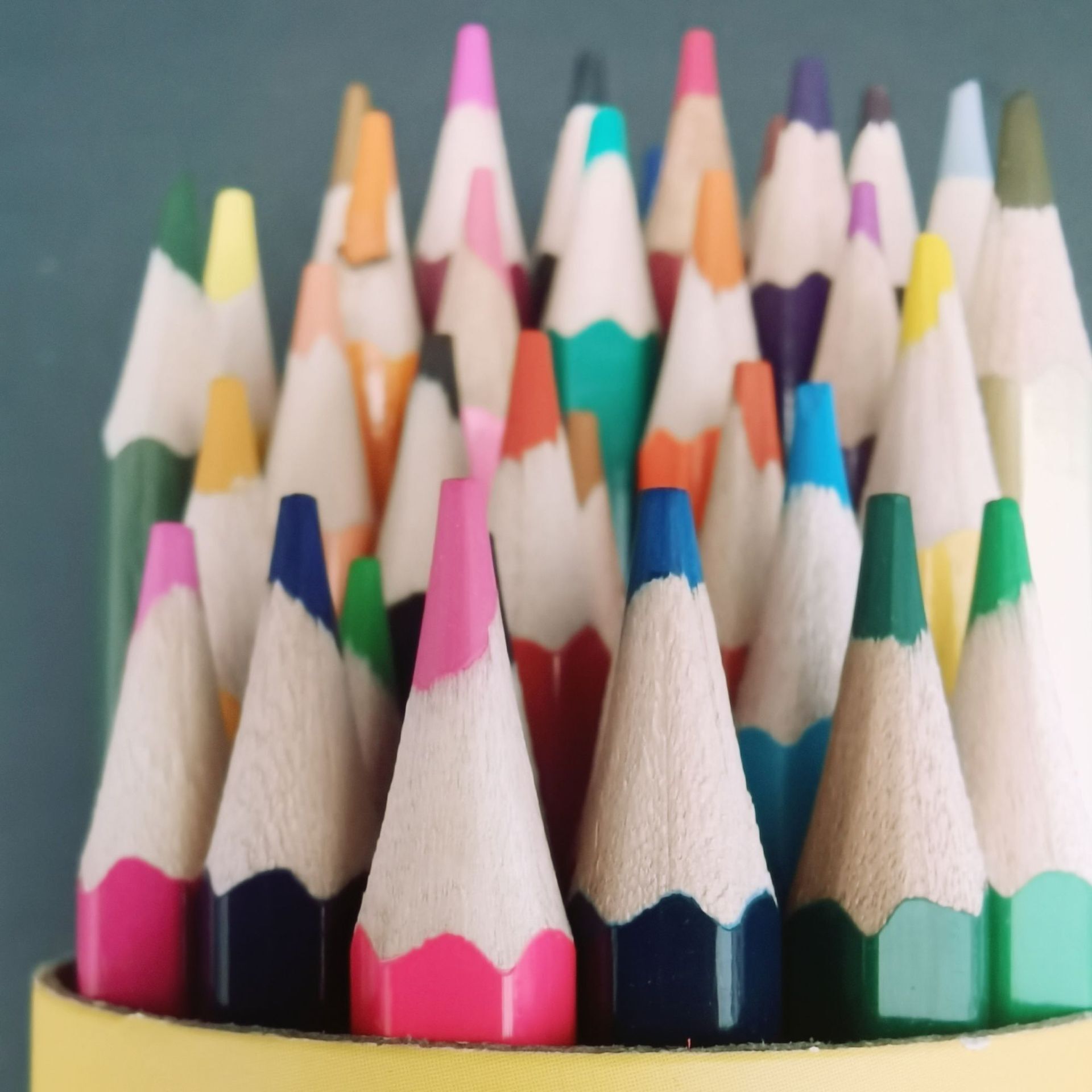 Thirty-six drawings of lead for primary school students, colour-coloured pencils, multi-spectrum distributions of stationery from a multi-colour lead factory