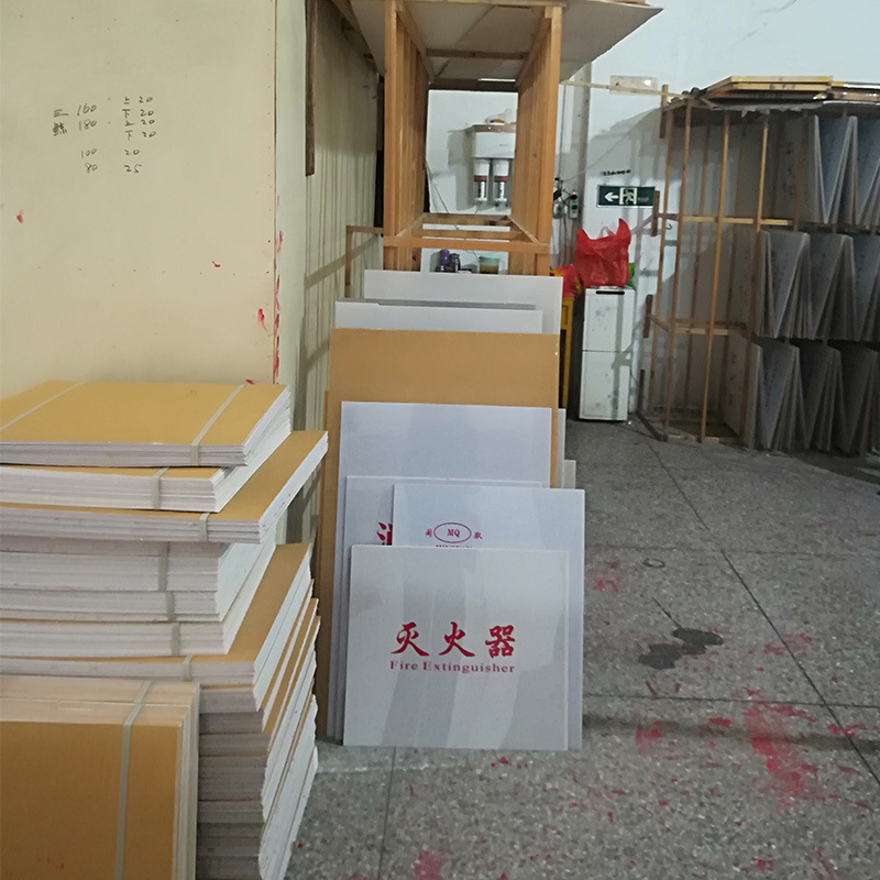 An organic panel deflammation box for fire-fighting tanks with transparent sanding of acre glass, a foam box with white aluminum panels.