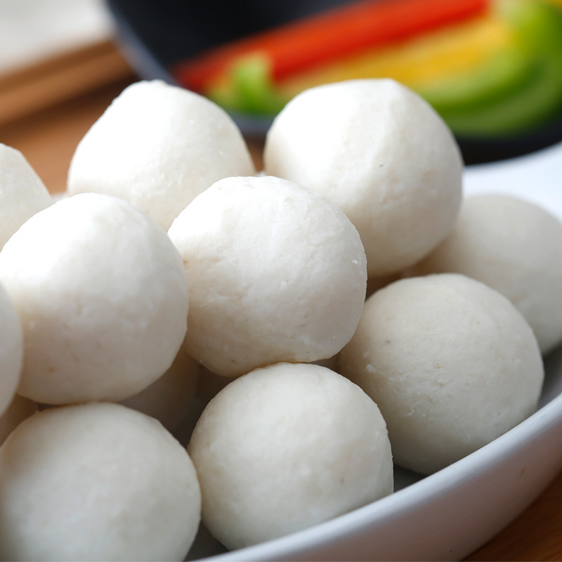 Những viên cá tươi tươi có giá 2.500g/safected con cá viên sôi và trứng cá nóng