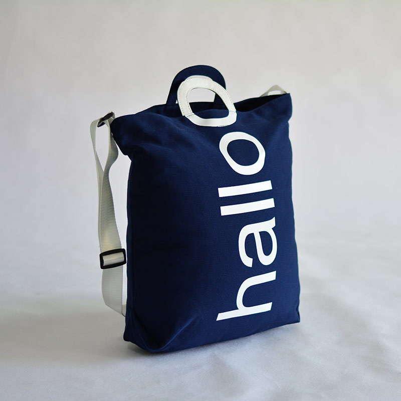 The new Korean colour with a Japanese canvas bag with a large volume of large letters slashing across a one-capable canvas bag