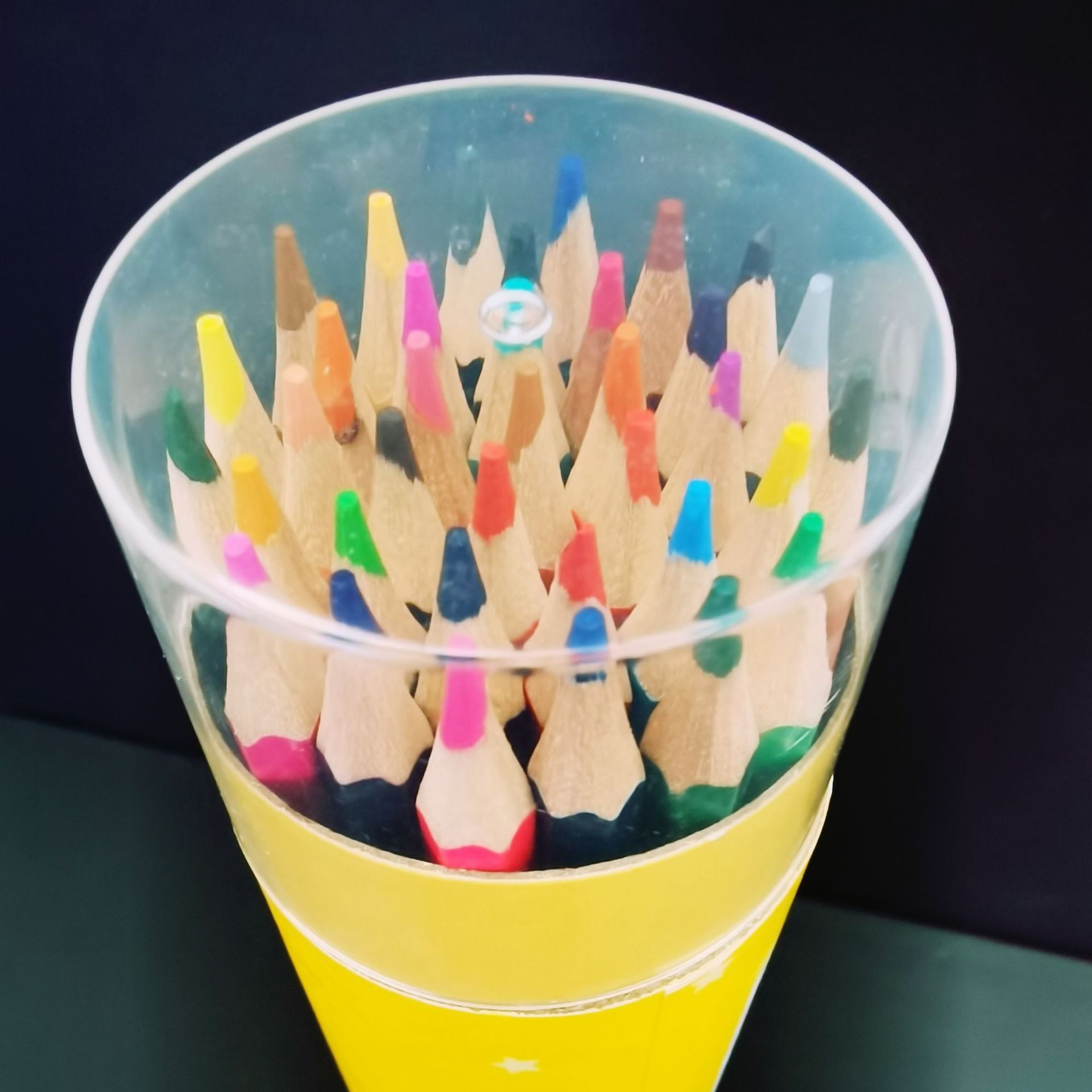 Thirty-six drawings of lead for primary school students, colour-coloured pencils, multi-spectrum distributions of stationery from a multi-colour lead factory