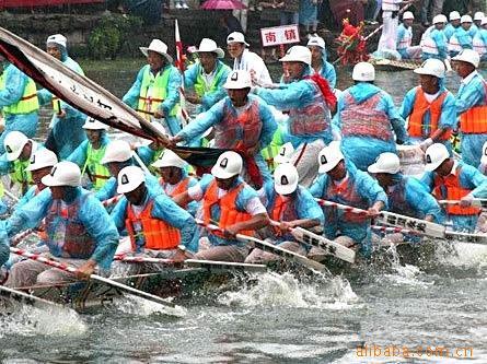 Một áo mưa một lần, một áo choàng xách tay ra ngoài, một áo mưa.