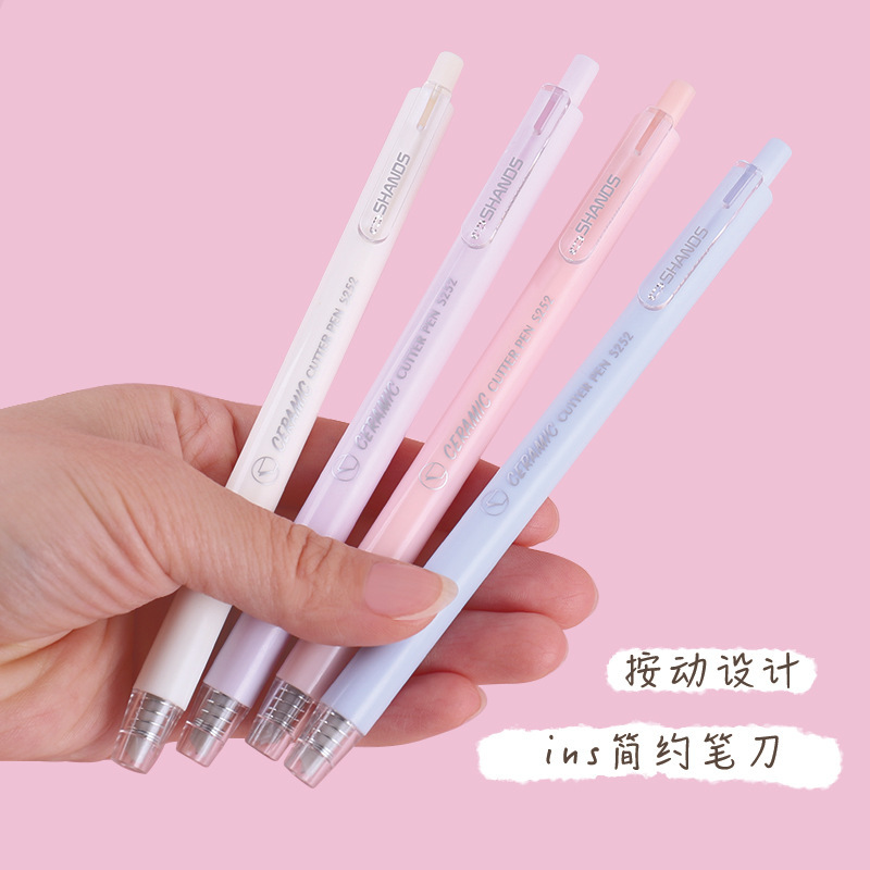 Đồ sứ sứ đã cắt sách hướng dẫn của DIY, một miếng cắt giấy.