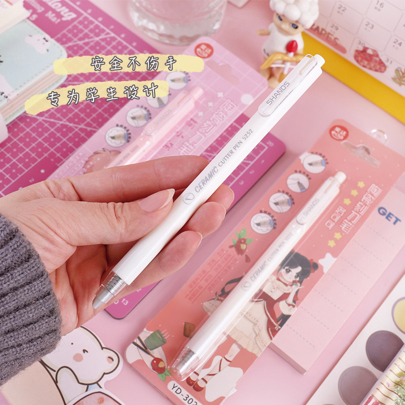 Đồ sứ sứ đã cắt sách hướng dẫn của DIY, một miếng cắt giấy.