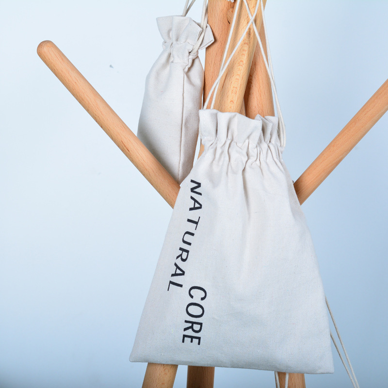 The merchants buy daily bags of rags, and the handbags of fashionable cotton are folded.