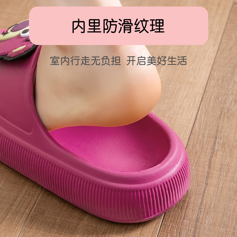 Món đồ chơi mới với giày dép luôn là một đôi dép tuyệt đẹp của gấu dâu.