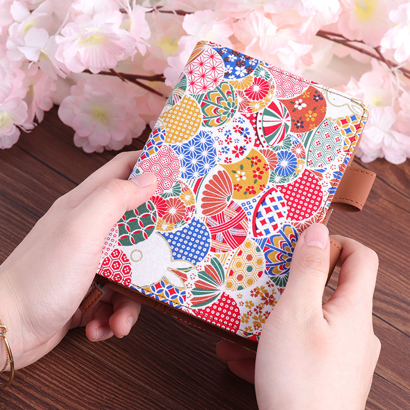 A6 là một cuốn sổ tay được trang trí bởi một cô gái tên là DIY.