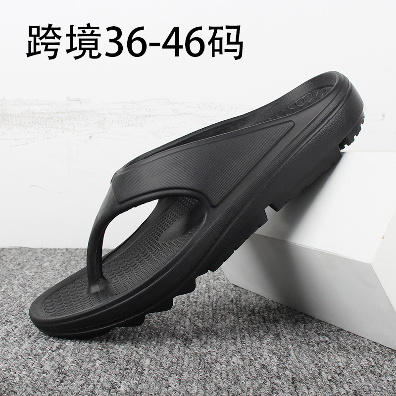 Một người đàn ông với cung để nâng đỡ một cặp vợ chồng mang dép trên bãi biển để mang lại đôi dép Toyama.
