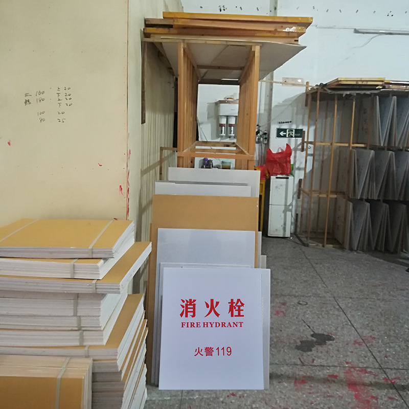 An organic panel deflammation box for fire-fighting tanks with transparent sanding of acre glass, a foam box with white aluminum panels.