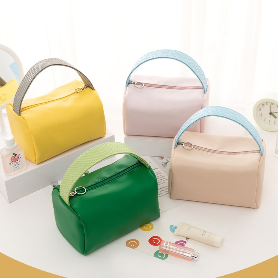 Make-up bag for a woman with a large and easy-capacity make-up bag.