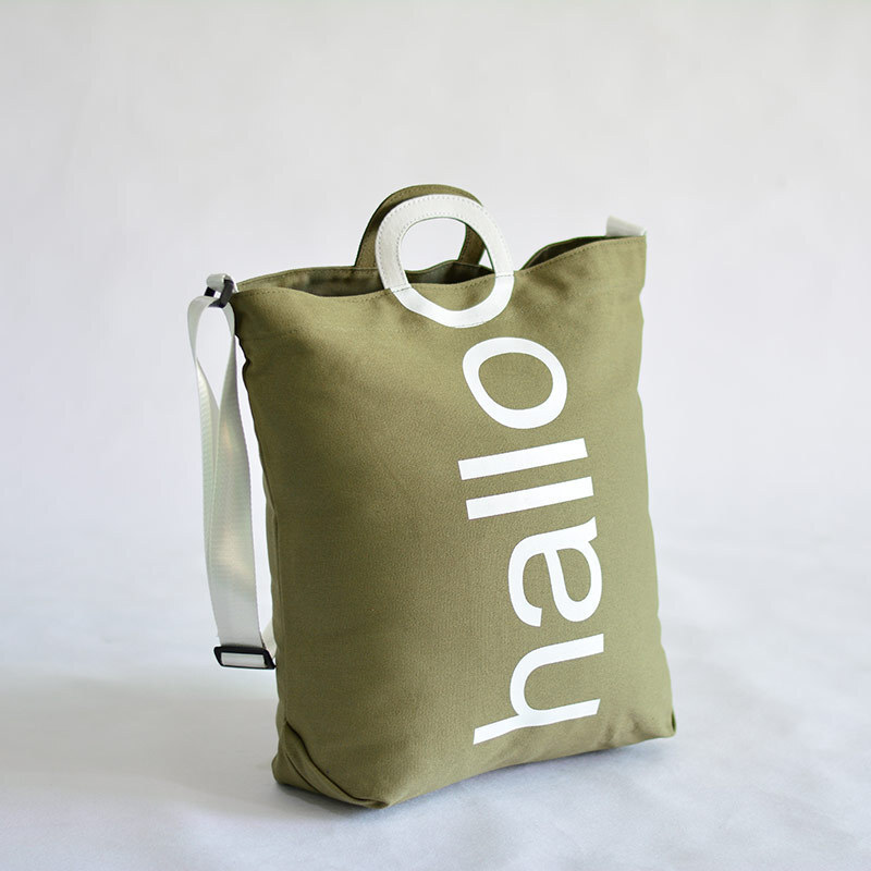 The new Korean colour with a Japanese canvas bag with a large volume of large letters slashing across a one-capable canvas bag