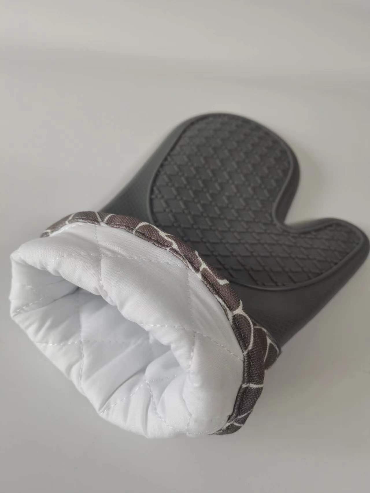 Heatproof gloves, silica insulation pads, kitchen ovens.