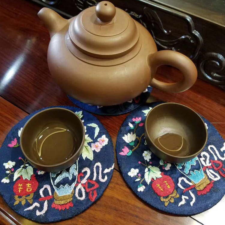 Embroidery, cup mats, hand-made embroidery, round tea cup mats, household items, tea cup mats, sodium.