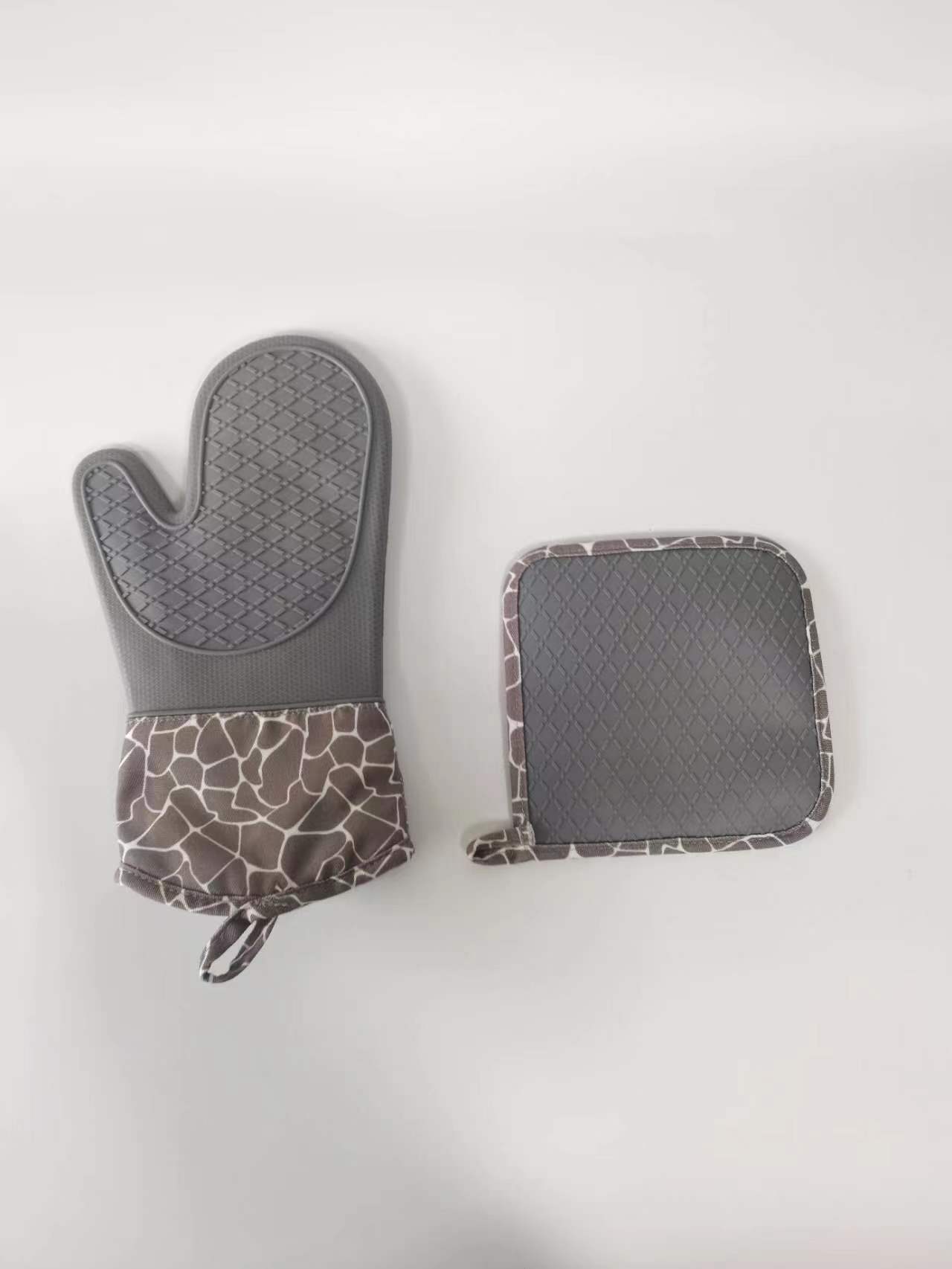 Heatproof gloves, silica insulation pads, kitchen ovens.