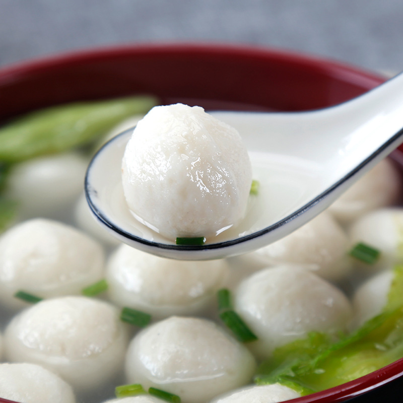 Những viên cá tươi tươi có giá 2.500g/safected con cá viên sôi và trứng cá nóng