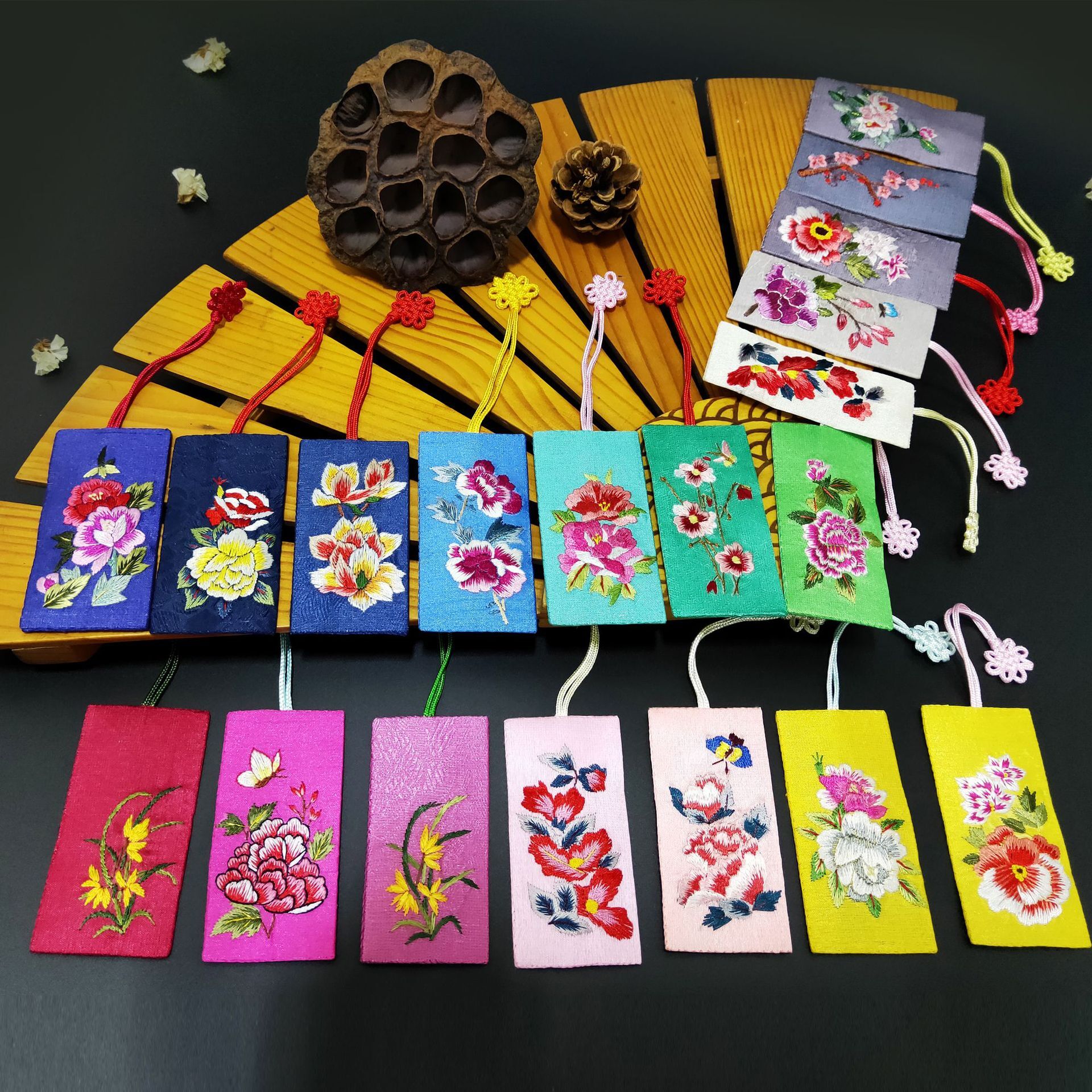 Sour embroidery, hand-made embroidery bookmarks, gifts abroad, embroidery works, bookmarks.