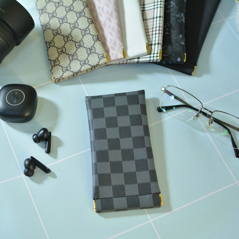 Headset glasses, key data lines, bag of jewelry, pocket of zero wallets, and automatic closed shrapnel packages.