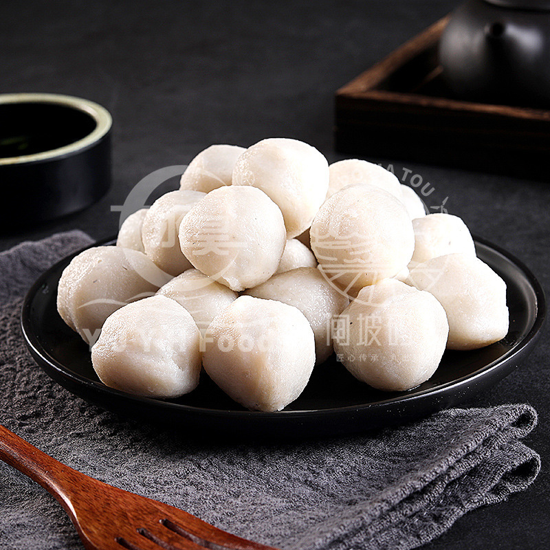 Những viên cá tươi tươi có giá 2.500g/safected con cá viên sôi và trứng cá nóng