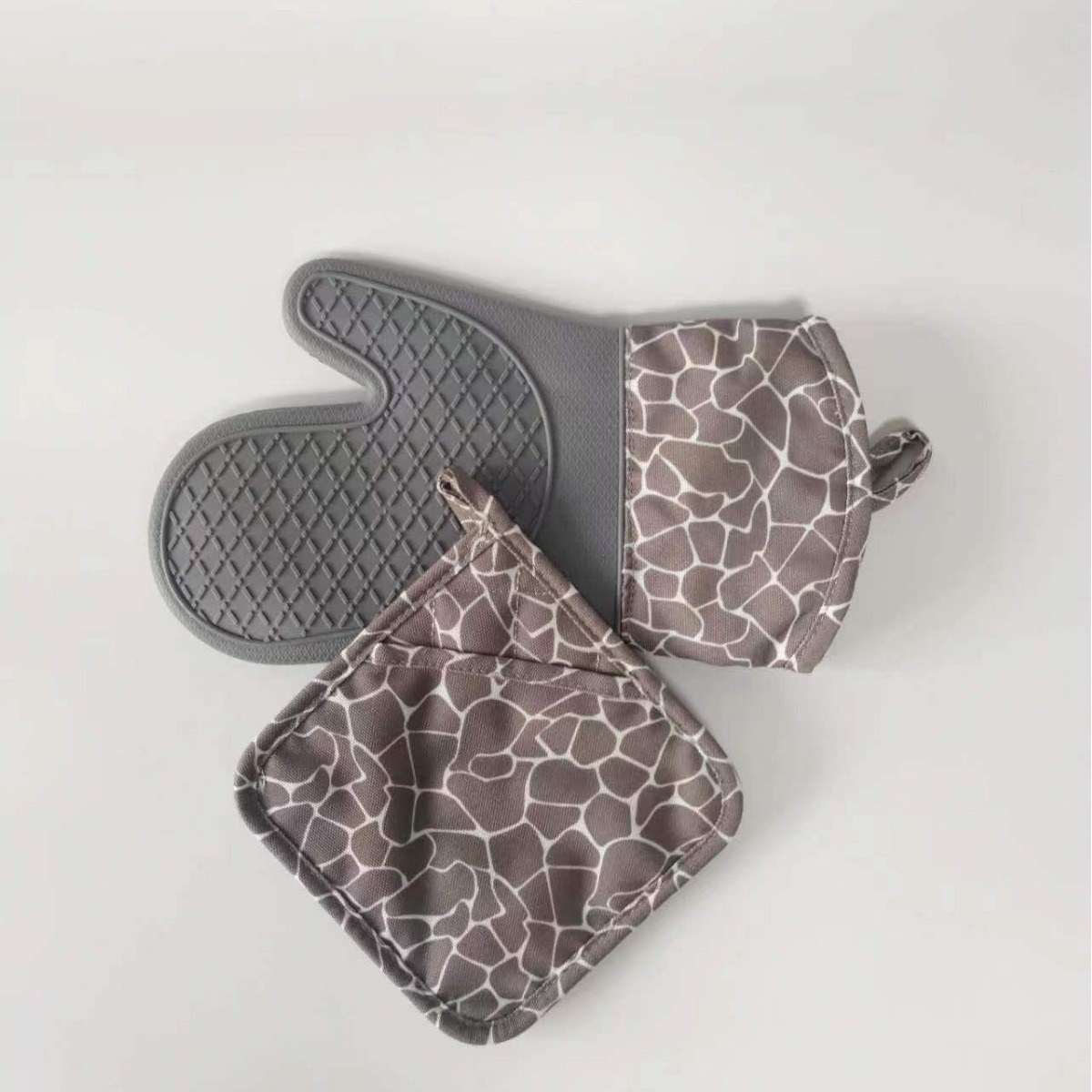 Heatproof gloves, silica insulation pads, kitchen ovens.