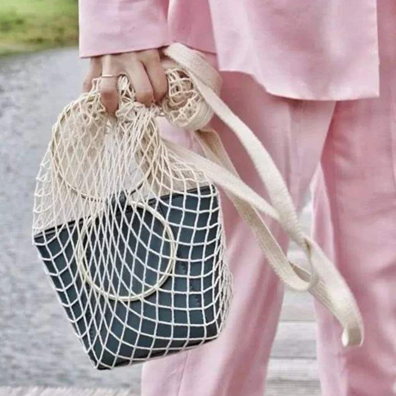 A new cotton-covered bag with a supermarket-based fruit and vegetable net and a hand-made cotton-weaving bag.