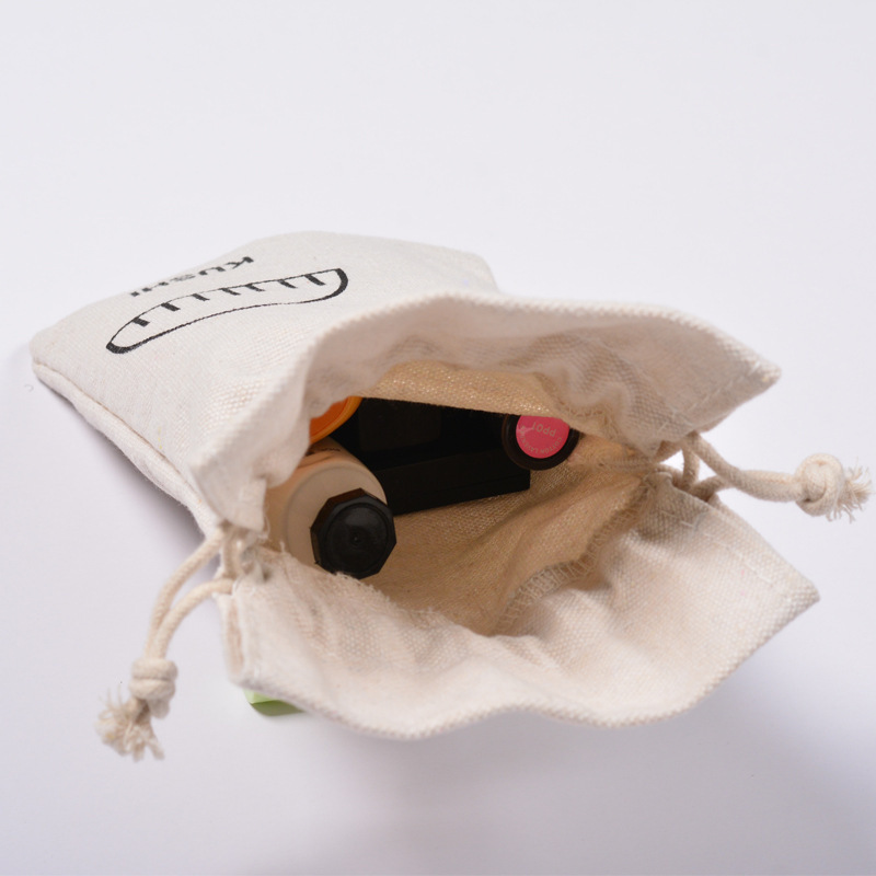 The merchants buy daily bags of rags, and the handbags of fashionable cotton are folded.
