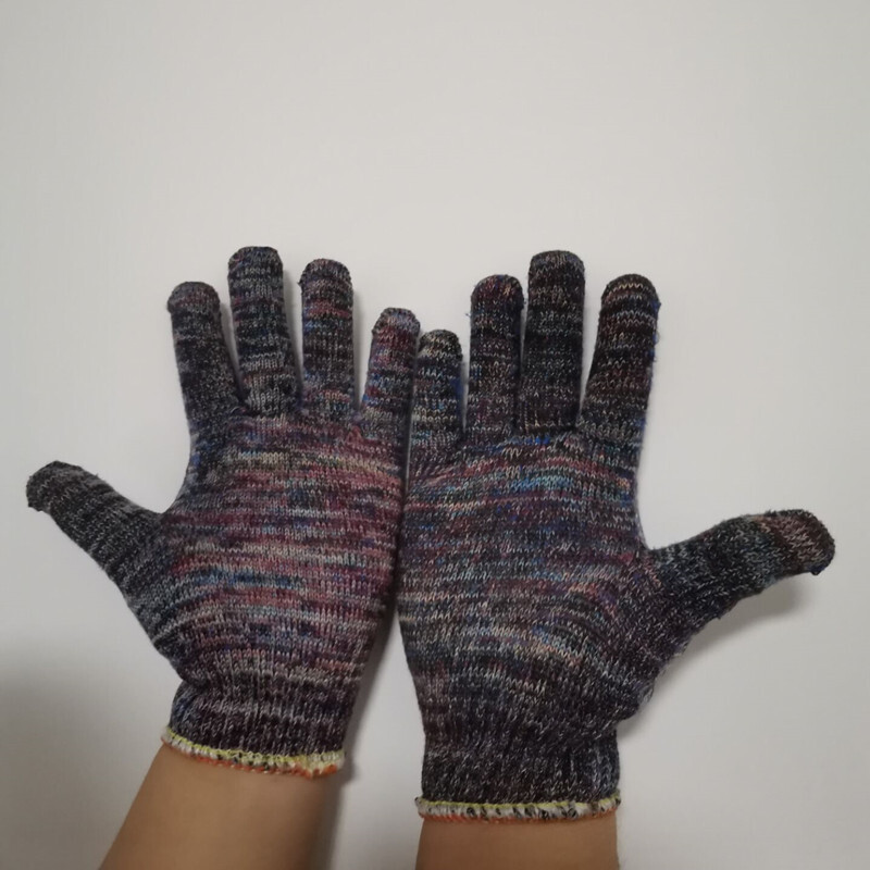 The cotton-coated glove workshop is smooth and grind-resistant.