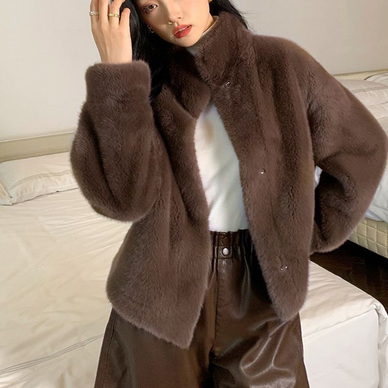 Fashion Milan mink fur coats are so simple, she's got a short, imitated mink fur coat.