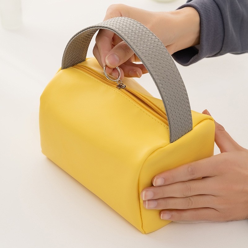 Make-up bag for a woman with a large and easy-capacity make-up bag.