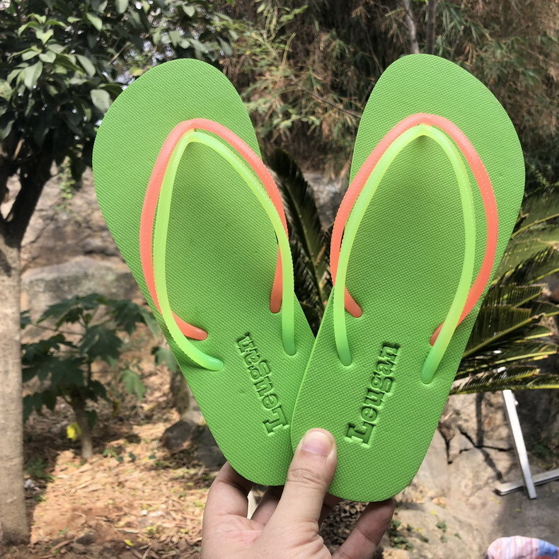 Một cô gái mang giày con người, OEM, mang dép qua đường, dép vui nhộn, dép thạch Euro-Slippers.