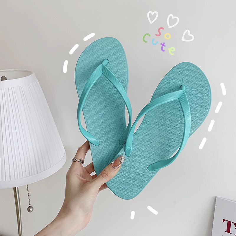 Summer new lady with soft bottoms and sandals on the beach with toe slippers and sweet sandals.