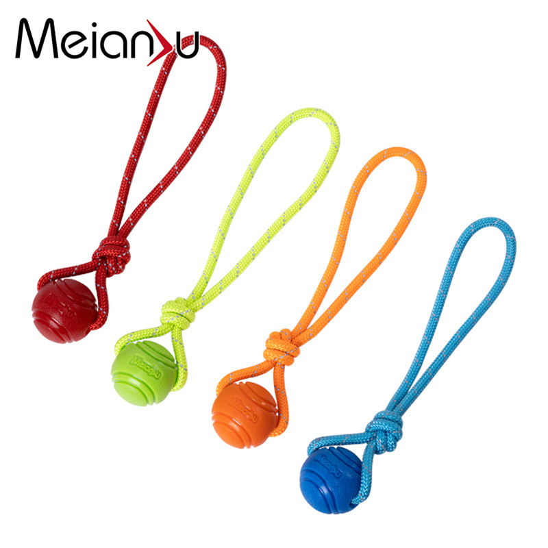 Nhà máy bán "bi" chó và cắn những con chó nhỏ, và con thú nuôi cao su nghiền răng.