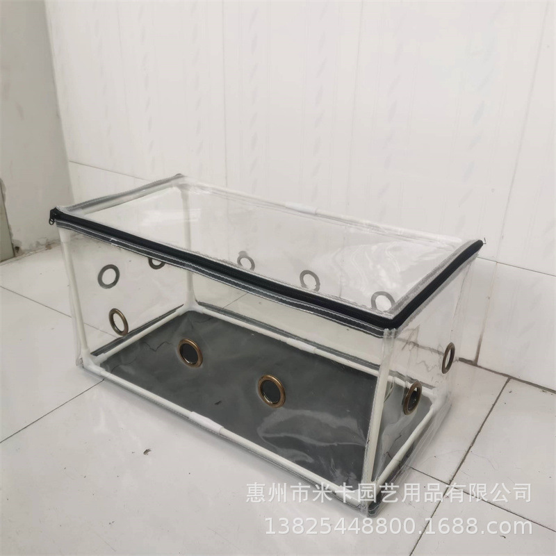 Một nhà kính nấm nhỏ để trồng nấm trong một căn phòng nơi chúng có thể lắp ráp.