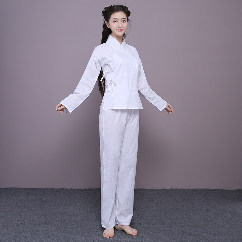 A white long-sleeved, long-sleeved tweed in a Han Moon uniform.