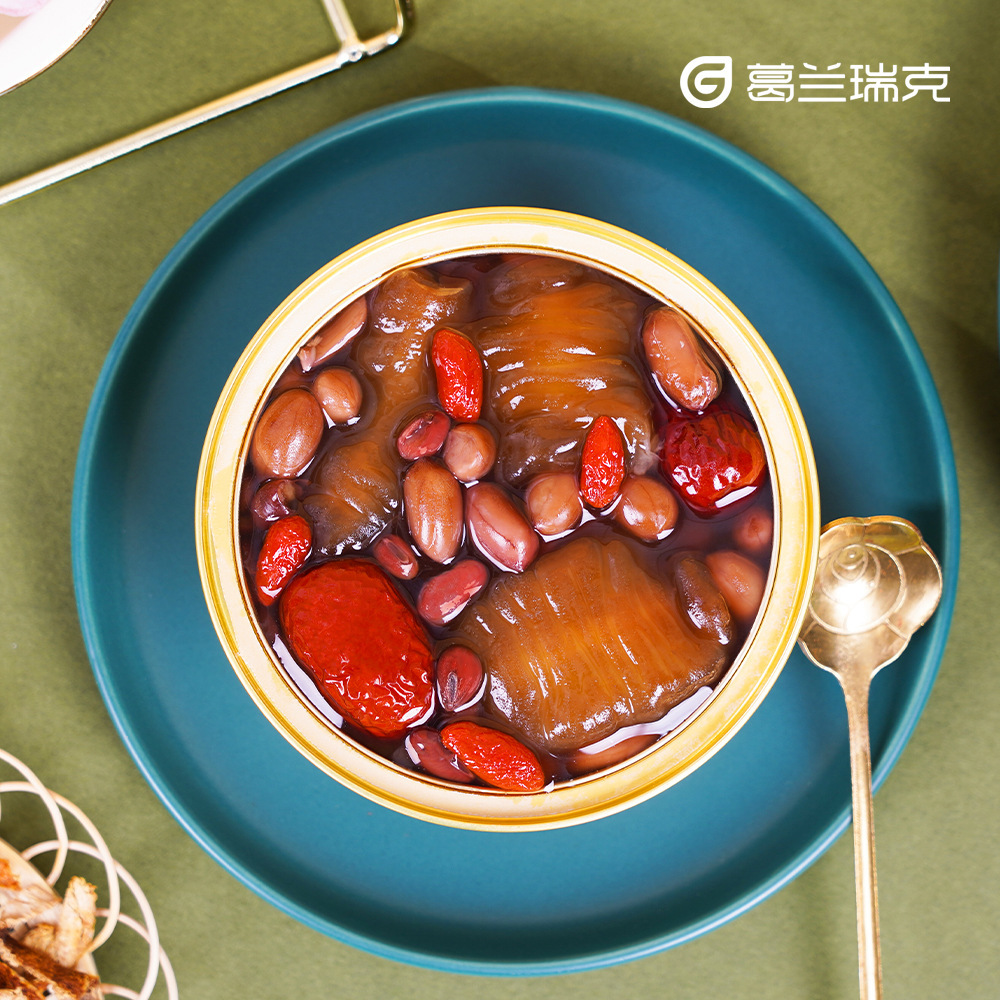 Mẫu người máy của cháo mặt trăng của một người phụ nữ mang thai ăn cá để ăn vặt
