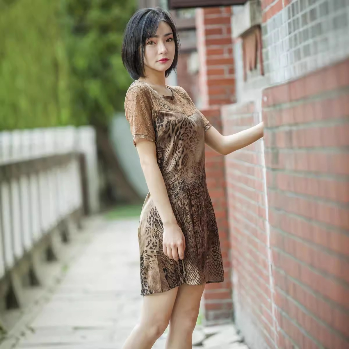 Một chiếc váy lụa mới năm 2024 trong một chiếc váy lụa cổ lỗ sĩ.