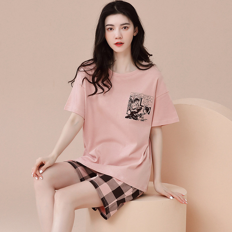 Hai bộ đồ ngủ mới, hai bộ đồ cho một sinh viên dễ thương với một cái quần ngắn gọn dễ thương.