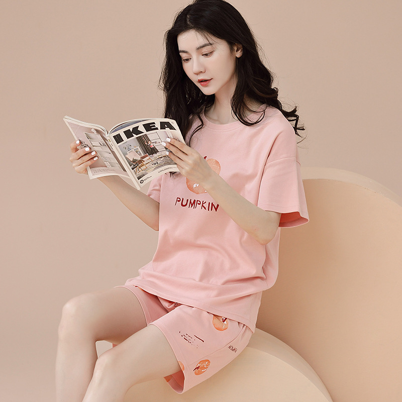 Hai bộ đồ ngủ mới, hai bộ đồ cho một sinh viên dễ thương với một cái quần ngắn gọn dễ thương.