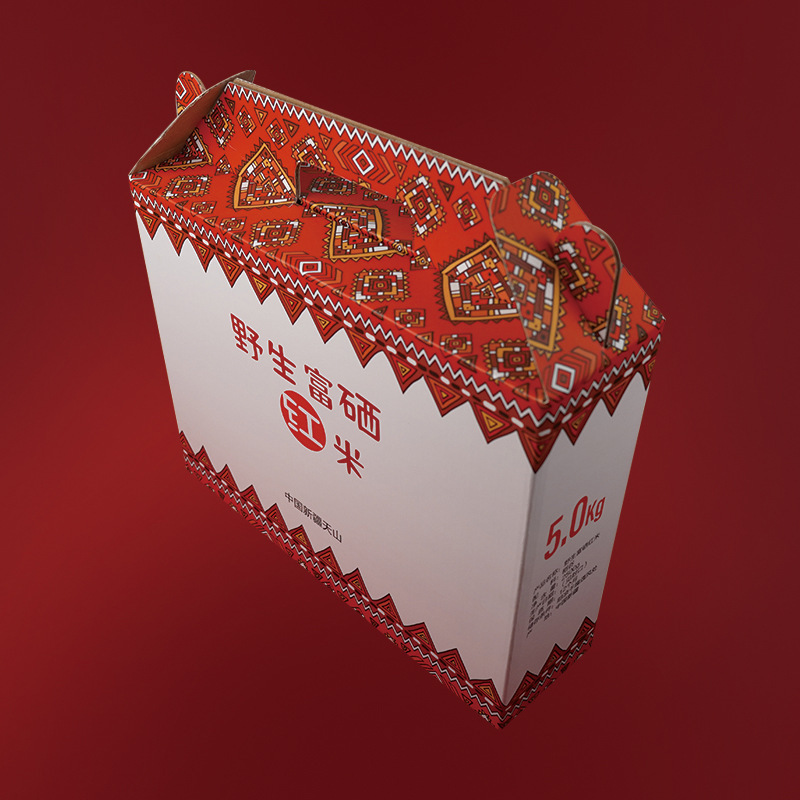 Một hộp bìa cứng với một hộp bìa cứng cầm tay với một hộp quà tặng chung cho trái cây và sản xuất.