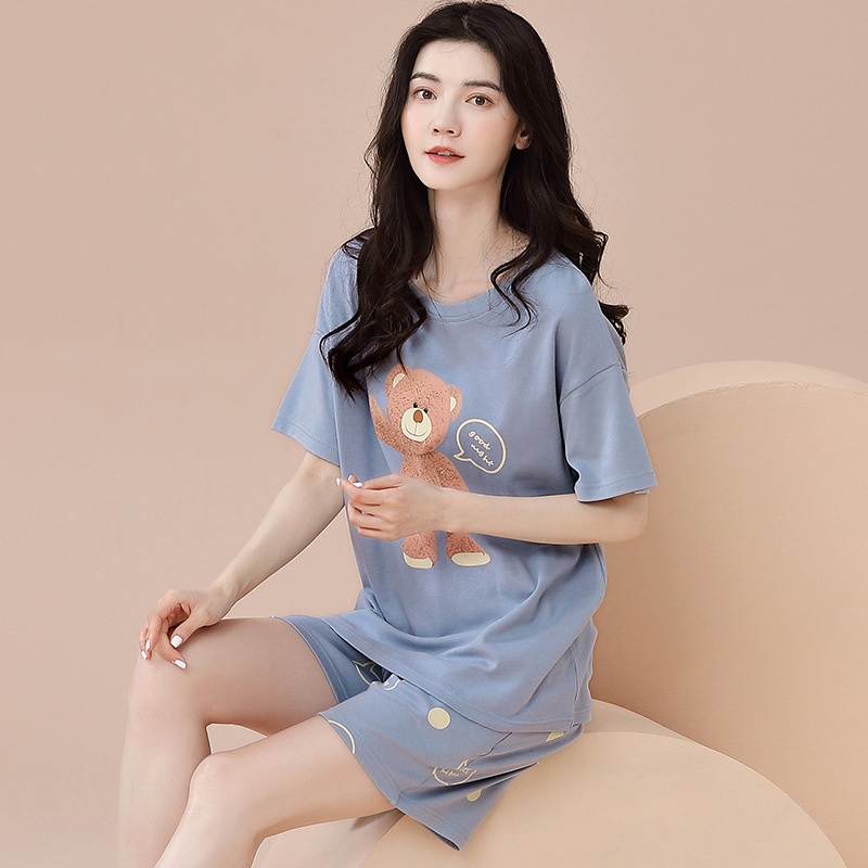 Hai bộ đồ ngủ mới, hai bộ đồ cho một sinh viên dễ thương với một cái quần ngắn gọn dễ thương.