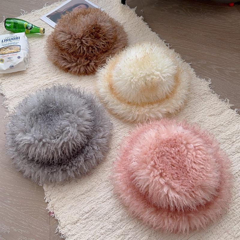 The Japanese and Korean fur caps are designed to mimic the wool of the beach and to change the color of the cap.