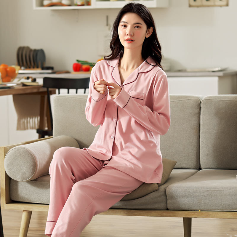 Một người phụ nữ mang thai mới sinh, tinh khiết, mới mùa xuân và sau mùa thu, mặc một bộ đồ y tá ướt và ẩm ướt mặc và quần áo gia đình vải bông đầy màu sắc