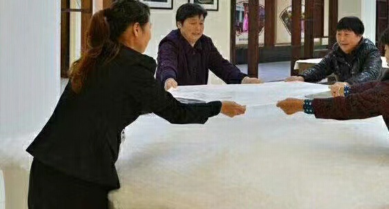 Vào năm 2022, lụa mới được bán trực tiếp bởi nhà máy với túi quà có sẵn trong bốn mùa.